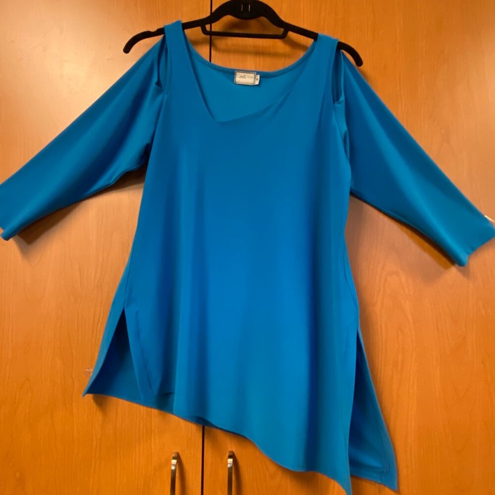 Sympli brand cold-shoulder top with diagonal hem, size 8